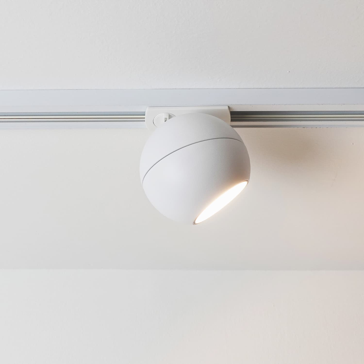 Sphere Track in White view 1